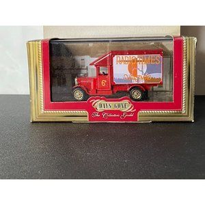 Lledo Collectors Guild DG052028 1935 Morris Parcels Van - Radio Times Christmas